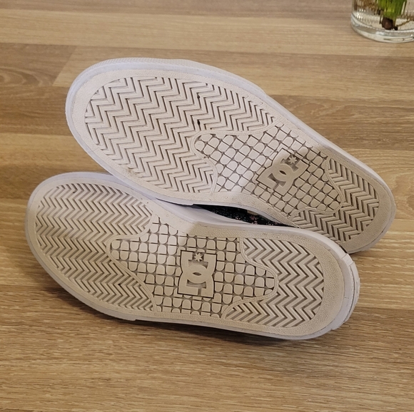 DC Shoes 'Manual TX LE' Black Sneakers with Yellow Laces - Picture 7 of 8